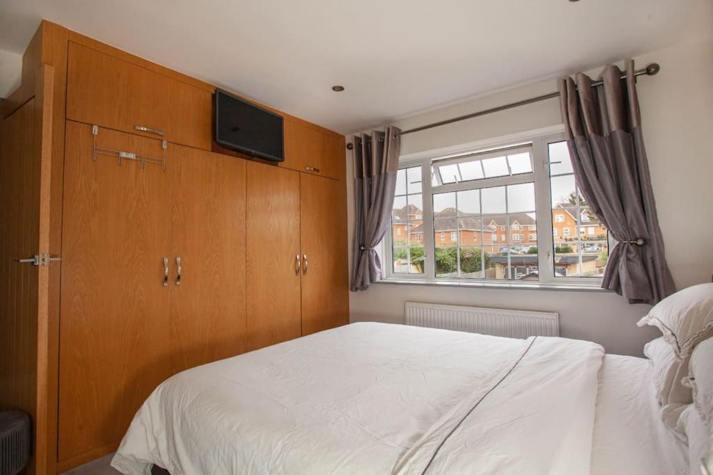 Three Bedroom House, Driveway, Bracknell Centre Buitenkant foto