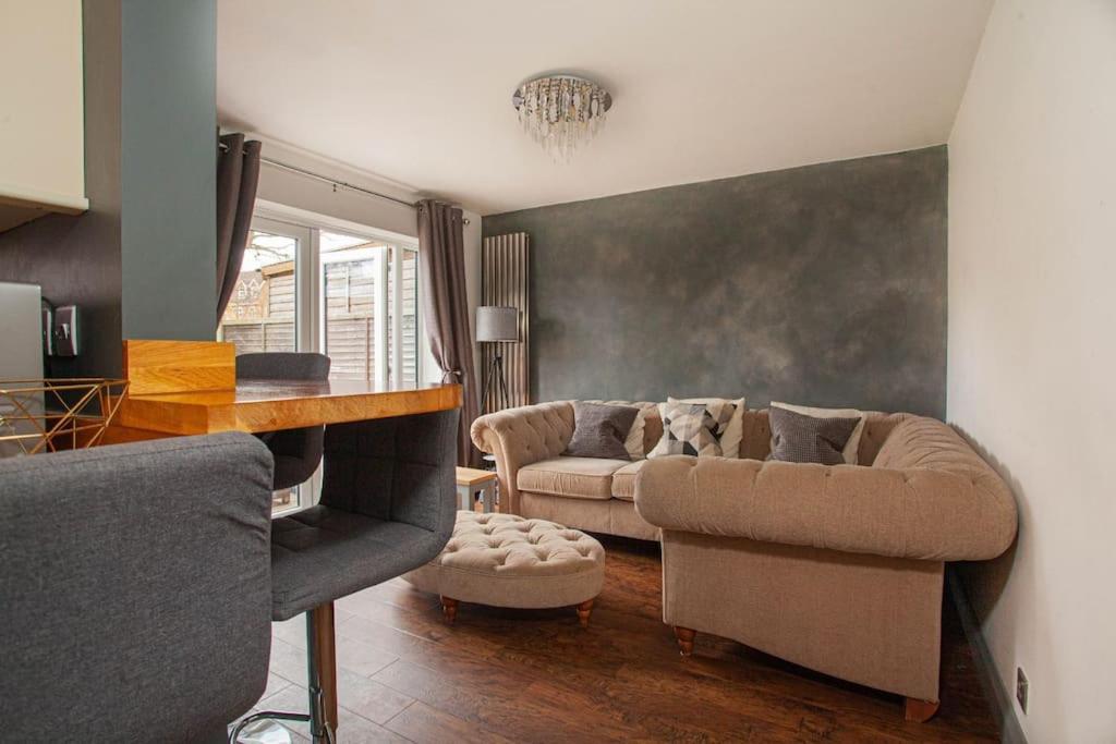Three Bedroom House, Driveway, Bracknell Centre Buitenkant foto
