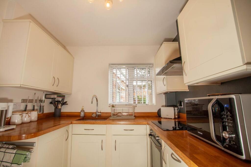 Three Bedroom House, Driveway, Bracknell Centre Buitenkant foto