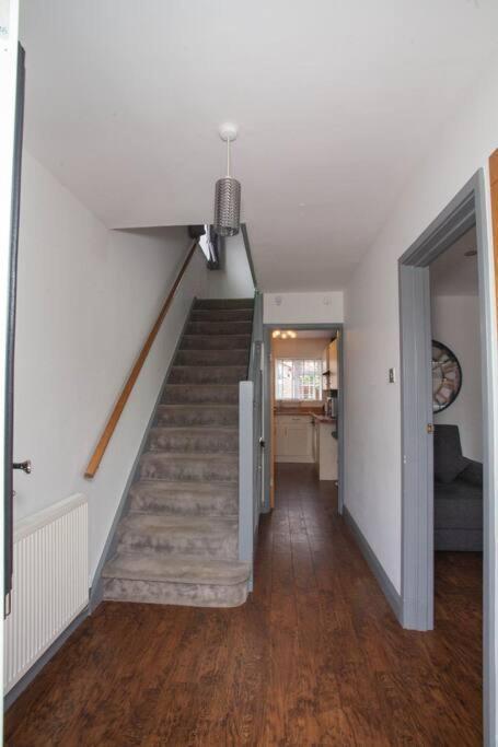 Three Bedroom House, Driveway, Bracknell Centre Buitenkant foto