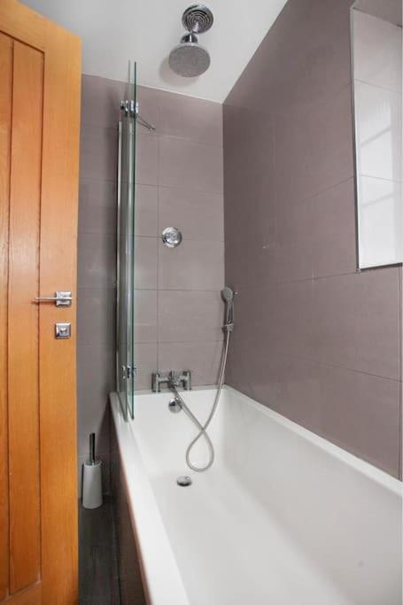 Three Bedroom House, Driveway, Bracknell Centre Buitenkant foto
