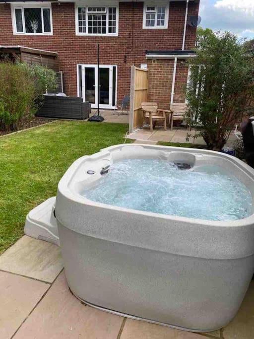 Three Bedroom House, Driveway, Bracknell Centre Buitenkant foto